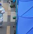 Profissional de saúde caminha perto de centro de testagem para a Covid-19 em Hong Kong
07/02/2022 
REUTERS/Lam Yik  Foto: Reuters