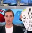 Marina Ovsyannikova entrou ao vivo no jornal noturno da emissora Canal 1 para protestar contra guerra da Rússia na Ucrânia  Foto: Reprodução/Twitter / Ansa - Brasil