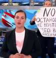 Uma editora do canal 1 da Rússia invadiu o set do programa de notícias Vremya  Foto: Perviy Kanal / BBC News Brasil