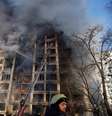 Bombeiros ucranianos combatem as chamas em um prédio residencial em Kiev  Foto: Thomas Peter / Reuters
