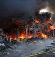 Bombeiro trabalha em local bombardeado em Kharkiv  Foto: Reuters