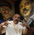 O rapper Dexter, ao lado com grafite com sua imagem  Foto: Leo Muniz