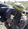 Um soldado ucraniano segurando um sistema de mísseis antitanque Javelin durante exercícios militares em 2021  Foto: Getty Images / BBC News Brasil