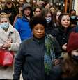 O uso de máscaras deixou de ser obrigatório em muitos países europeus  Foto: Getty Images / BBC News Brasil