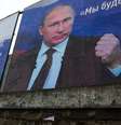 'A Rússia não começa guerras, acaba com elas', dizia um outdoor de Vladimir Putin em Simferopol, na Crimeia, em 10 de março  Foto: Getty Images / BBC News Brasil