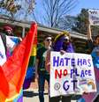 Manifestantes apoiaram a nadadora Lia Thomas, mulher trans, com cartaz de "não há lugar para ódio"  Foto: Getty Images / BBC News Brasil