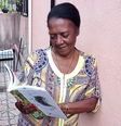 Maria Rosário com o livro em mãos  Foto: Facebook Tear&Poesia