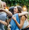 Amigos se encontram  Foto: Getty Images / BBC News Brasil