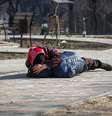 Mãe protege seu filho durante bombardeio em Mariupol  Foto: Alexander Ermochenko / Reuters