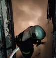 Bombeiro tenta controlar incêndio provocado por ataque russo em Severodonetsk  Foto: ANSA / Ansa - Brasil