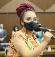 A imagem mostra a vereadora Iza Lourença em discurso na Câmara Municipal de Belo Horizonte. Ela usa máscara preta de proteção contra a covid-19 e fala o microfone. Ela é contra o aumento dos gastos com publicidade  Foto: Karoline Barreto/CMBH / Alma Preta