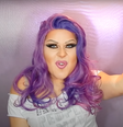 Kitana, a drag queen surda, ensina a se maquiar em Libras — e muito mais  Foto: Reprodução YouTube