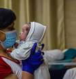 Uma enfermeira com um bebê no berçário subterrâneo de Kiev  Foto: Getty Images / BBC News Brasil