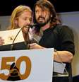 Taylor Hawkins e Dave Grohl durante premiação do Grammy  Foto: Fred Prouser / Reuters