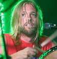 Taylor Hawkins em show no Reino Unido em 2007  Foto: BBC News Brasil