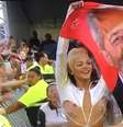 Pablo Vittar levanta bandeira com rosto de Lula no Lollapalooza  Foto: Reprodução | Twitter