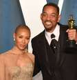 Will Smith ao lado da esposa, Pinkett Smith após receber, pela primeira vez, Oscar de melhor ator  Foto: PA / BBC News Brasil