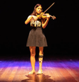 A musicista Naiala Oliveira, que usa prótese na perna esquerda, é uma das entusiastas do projeto  Foto: Paulo Freitas