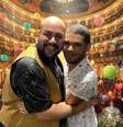Os ex-BBBs Vyni e Tiago Abravanel se reencontraram para assistir ao musical 'Sweeney Todd' juntos.  Foto: Instagram/@vyniof / Estadão