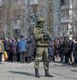 Soldado russo em área no sul de Mariupol, uma das cidades mais atingidas por bombardeios na Guerra da Ucrânia   Foto: Alexander Ermochenko / Reuters