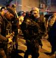  Polícia israelense no local do tiroteio em subúrbio próximo a cidade de Tel Aviv  Foto: Nir Elias / Reuters
