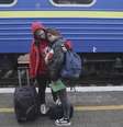 Refugiados aguardam trem em Odessa, na Ucrânia, para Polônia  Foto: EPA / Ansa - Brasil
