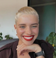 No 'Conversa com Bial', Bruna Linzmeyer contou que teve ajuda do irmão para contar à família que ela namorava uma mulher  Foto: TV Globo