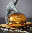 RoboBurguer é um robô autônomo que prepara e serve hambúrgueres em seis minutos   Foto: Divulgação / Tecnoblog