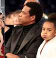 Lady Gaga chegando no tapete vermelho em um ovo e Blue Ivy pedindo para Beyoncé fazer silêncio são alguns memoráveis.  Foto: Reprodução/Twitter / Famosos e Celebridades