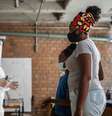 Mesmo com o fim dos decretos, especialistas recomendam que algumas medidas preventivas continuem a ser adotadas pela população, como o uso de máscaras em locais fechados e com aglomeração  Foto: Getty Images / BBC News Brasil