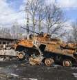 Dia 4/4 - Tanque de guerra é visto destruído em rua de Bucha  Foto: Reuters