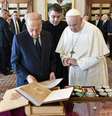 Papa Francisco com o presidente do Líbano, Michel Aoun, em 21 de março  Foto: EPA / Ansa - Brasil
