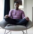 Ao meditar, escolha uma posição confortável e mantenha coluna ereta  Foto: Daisy Daisy / Adobe Stock
