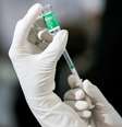 Funcionário da área da saúde extrai uma dose da vacina contra a Covid-19 da AstraZeneca fabricada pelo Serum Institute, da Índia, no Hospital de Doenças Infecciosas em Colombo, Sri Lanka, 29 de janeiro de 2021. REUTERS/Dinuka Liyanawatte  Foto: Reuters