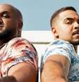 Bruno Oliveira e Lucas Brito são dois homens negros. Eles seguram microfones nas mãos.  Foto: Divulgação / Alma Preta