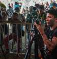Comunicadores indígenas cobrindo o Acampamento Terra Livre 2022  Foto: Reprodução
