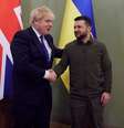 O presidente da Ucrânia Zelenskiy e o primeiro-ministro britânico Johnson participam de uma reunião em Kiev O presidente da Ucrânia, Volodymyr Zelenskiy, e o primeiro-ministro britânico, Boris Johnson, apertam as mãos antes de uma reunião, enquanto o ataque da Rússia à Ucrânia continua, em Kiev, Ucrânia, em 9 de abril de 2022.  Foto: Reuters