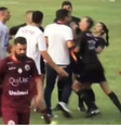 Rafael Soriano, da Desportiva Ferroviária, fica irritado, agride a assistente Marcielly Netto e diz: "Está se usando porque é mulher"  Foto: Reprodução