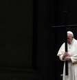 Papa Francisco durante Via Crucis no Vaticano, em 2 de abril de 2021  Foto: EPA / Ansa - Brasil