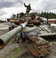 Tanque da Rússia destruído nos arredores de Kiev, capital da Ucrânia  Foto: EPA / Ansa - Brasil