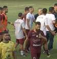 Marcielly Netto imediatamente leva as mãos ao rosto após tentativa de agressão de Soriano  Foto: Reprodução