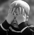 Contato visual não consistente, dificuldades na flexibilização de regras e na interação social e estereotipias são alguns dos sinais do Autismo de nível de suporte 1  Foto: Pixabay/192635