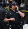 Policial nas proximidades da estação onde ocorreram os disparos, no Brooklyn, Nova York  Foto: Reuters / BBC News Brasil