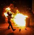 Um manifestante tenta apagar um incêndio em frente à sede do Supremo Tribunal Federal, em Lima, em 5/4  Foto: EPA / BBC News Brasil