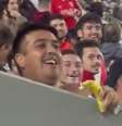 Homem atira banana em direção à torcida do Fortaleza em Buenos Aires  Foto: Reprodução/ Twitter / Estadão