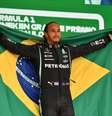 Lewis Hamilton venceu o GP de São Paulo em Interlagos e se vestiu com a bandeira do Brasil no pódio   Foto: AFP / Grande Prêmio
