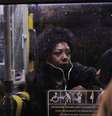 Foto mostra uma mulher negra dentro de um ônibus.  Foto: Imagem: Reprodução / Minas da Periferia / Alma Preta