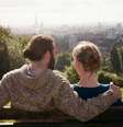 Casal sentado em banco de parque  Foto: Getty Images / BBC News Brasil
