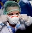 Enfermeira em ala para pacientes com Covid em hospital de Nápoles, sul da Itália  Foto: A / Ansa - Brasil