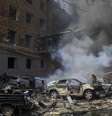 Destruição provocada por bombardeio russo em área residencial de Kharkiv  Foto: EPA / Ansa - Brasil